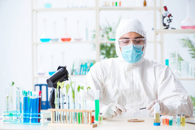 植物實(shí)驗(yàn)室的綠色革命 男性生物化學(xué)家在醫(yī)藥技術(shù)開(kāi)發(fā)中的使命